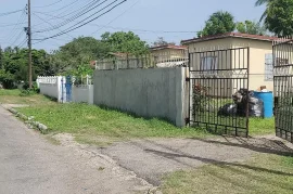 Lot plus a small structure for sale
